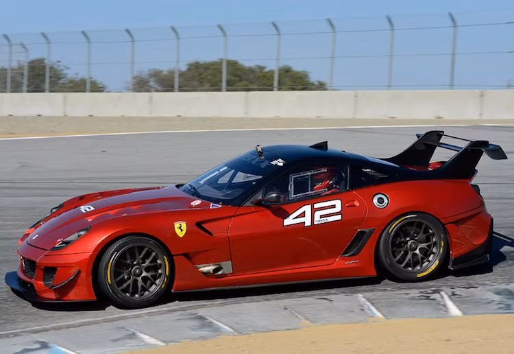 Chỉ 1 năm sau khi ra mắt 599XX, Ferrari đã tiếp tục tung ra phiên bản nâng cấp 599XX Evoluzione với động cơ 740 mã lực và một cánh đuôi chủ động cực lớn ở phía sau, giúp tạo ra lực nén thân xe lên tới tối đa 440 kg ở tốc độ 200 km/h.