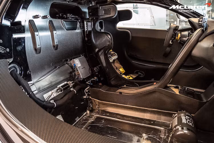 Một điểm đặc biệt của chiếc P1 GTR này đó là chiếc xe chỉ có duy nhất một ghế ngồi cho người lái. Nằm bên cạnh ghế ngồi là một khoảng không gian trống, chỉ có bình chữa cháy được đặt dưới sàn xe. Cấu trúc khung bằng sợi carbon của P1 GTR lộ diện rõ trong khoang lái của chiếc xe.