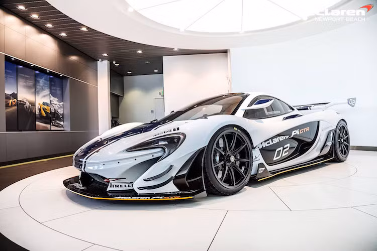  Siêu xe McLaren P1 GTR là phiên bản thể thao của dòng xe thể thao vốn đã đẳng cấp McLaren P1, với những cải tiến mạnh mẽ về hiệu năng nhưng đổi lại chỉ được sử dụng trong trường đua.