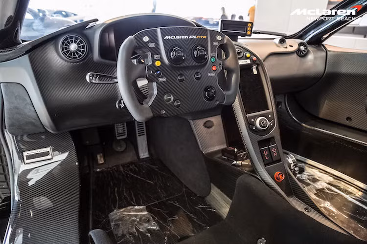 Thay vì các trang bị tiện nghi như trên phiên bản P1 thường, P1 GTR có nội thất tối giản, gần như trở thành một chiếc xe đua. Chiếc xe không có các lớp chống ồn, sử dụng ghế đua với khung làm từ sợi carbon bọc alcantara và có vô-lăng với những nút điều khiển như được lấy từ xe đua F1.