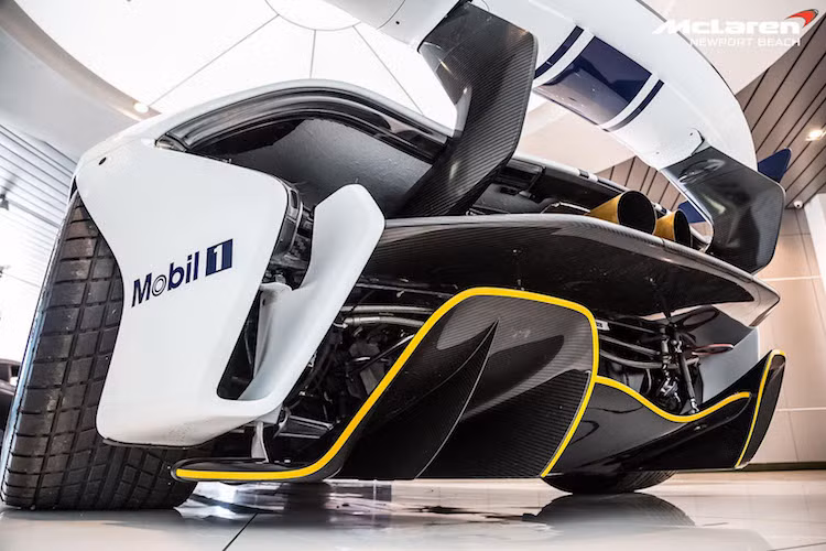 Vẫn sử dụng động cơ tăng áp 3.8l kết hợp cùng các mô-tơ điện nhưng trên P1 GTR, McLaren đã nâng công suất của xe lên thành 986 mã lực - lớn hơn 83 mã lực so với một chiếc P1 phiên bản bình thường.