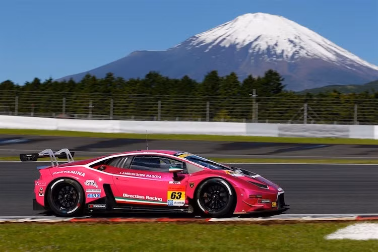 Là một mẫu xe đua hàng khủng, Huracan GT3 có nhiều điểm thay đổi lớn so với Huracan thường. Phần đầu của xe đầy dữ dằn với nhiều khe hút gió, tản nhiệt và các cánh khí động học. 2 bên thân xe cũng được nới rộng các vòm bánh, "trổ" thêm các khe hút gió làm mát động cơ, kèm theo bộ mâm 10 cánh khóa trung tâm và lốp trơn Pirelli P-Zero. Các cửa kính bên cũng được làm bằng nhựa để giảm trọng lượng.