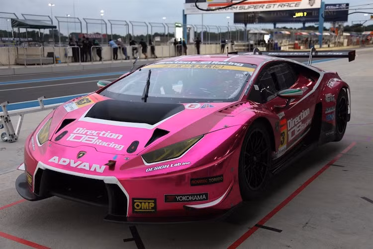  Lamborghini Huracan GT3 là phiên bản đua đặc biệt của dòng siêu xe Huracan, được thiết kế dành riêng cho các giải đua theo thể thức GT3 của Liên đoàn đua xe ôtô Quốc tế (FIA). Vào mùa giải Super GT năm ngoái ở Nhật, chiếc Huracan GT3 này từng "đầu quân" cho đội Direction Racing với sự hỗ trợ của bộ phận xe đua Squadra Corse từ Lamborghini.