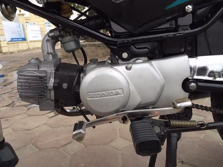 Tuy nhiên so với các dòng xe khác, động cơ của Win được trang bị hộp số côn tay, cũng có 4 cấp số. Điểm khác biệt là cách sắp số của xe là 1-N-2-3-4 thay vì N-1-2-3-4 giống các dòng Honda phân khối nhỏ khác. Công suất của động cơ này đạt khoảng 8 mã lực.