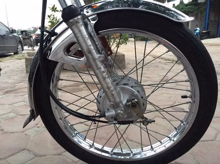 Xe có kích thước dài 1920 mm cùng chiều cao yên 740 mm. Một điểm đặc biệt của Win 100 so với các dòng xe Honda côn tay khác như CD90 hay Honda 67 là vành trước có đường kính lên tới 18 inch, thay vì đều 2 bánh 17 inch.