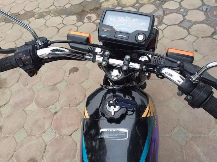 Cùng với kích thước gọn gàng, trọng lượng nhẹ, tư thế ngồi thoải mái nhờ tay lái cao, động cơ mạnh mẽ và bền bỉ, cấu hình bánh này khiến Win 100 có khoảng sáng gầm và khả năng địa hình cao hơn, khiến chiếc xe "thống trị" ở các vùng núi Việt Nam, đặc biệt là tại Tây Bắc.