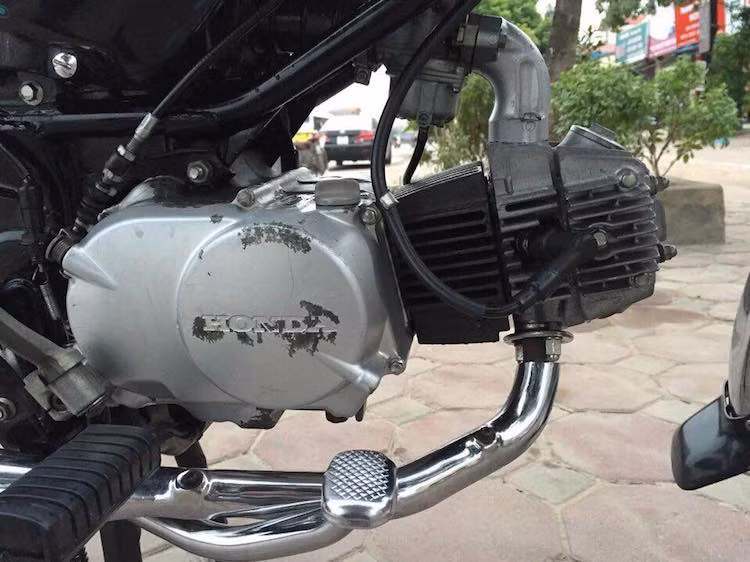 Cung cấp sức mạnh cho Honda Win là khối động cơ 1 xi-lanh nằm ngang SOHC 2 van 4 kỳ, làm mát bằng không khí với dung tích 97,2 cc có chung gốc với rất nhiều dòng xe phân khối nhỏ khác của Honda hiện nay như Dream, Wave...