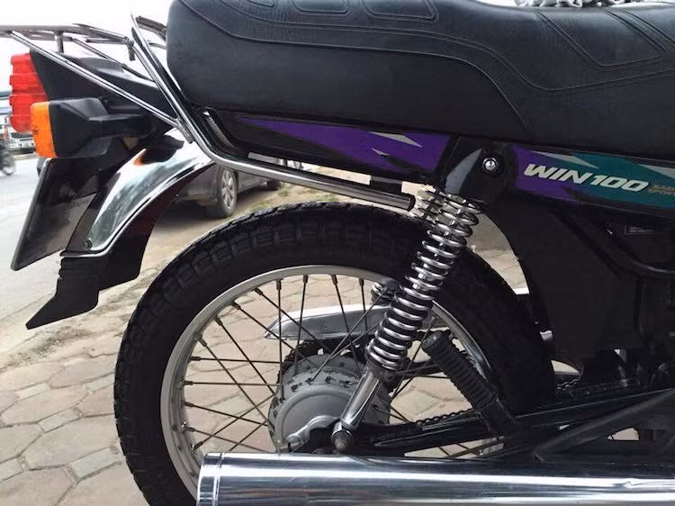 Cùng với GL150 Pro, Win 100 là 1 trong 2 lựa chọn xe côn tay phân khối nhỏ có giá "phải chăng" nhất tại Việt Nam trong thập niên 90, dù lúc đó chúng vẫn có giá trị bằng cả gia tài đối với nhiều người thời điểm đó.