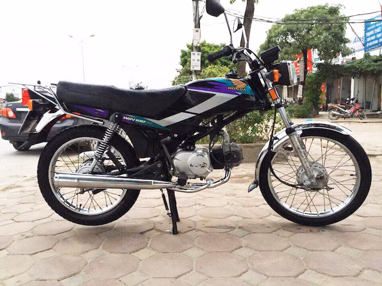 Win 100 lần đầu tiên xuất hiện vào năm 1986 và được sản xuất tại nhà máy PR Federal Motor ở Indonesia. Tới mãi năm 2005, mẫu xe này mới chính thức bị ngừng sản xuất. Ra đời vào thập niên 80, Honda Win sở hữu thiết kế khỏe khoắn, vuông vức hơn.