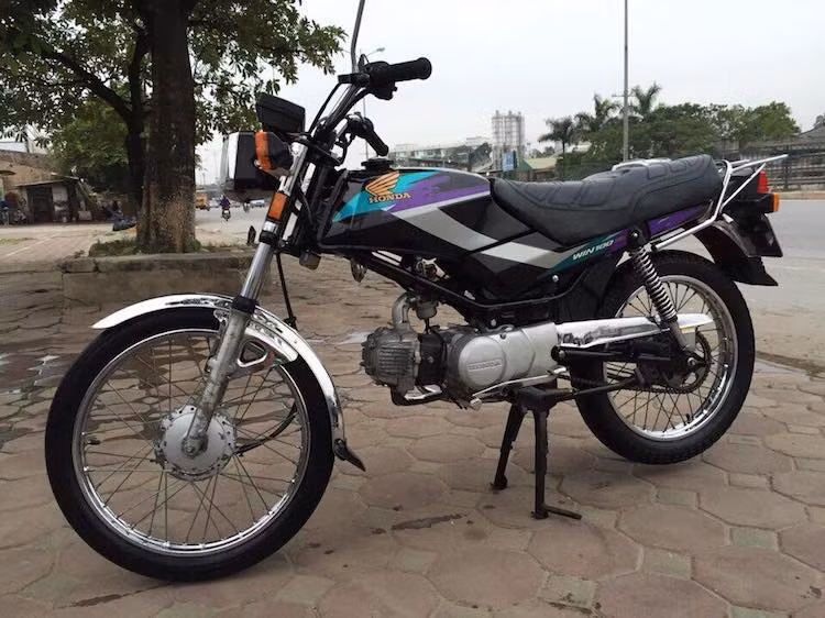 Có nguồn gốc từ Indonesia, Honda Win 100 là mẫu xe côn tay nam phân khối nhỏ nổi tiếng nhất tại Việt Nam trong thập niên 90, kế thừa "đàn anh" Honda 67 (hay Honda SS50) trước đó.