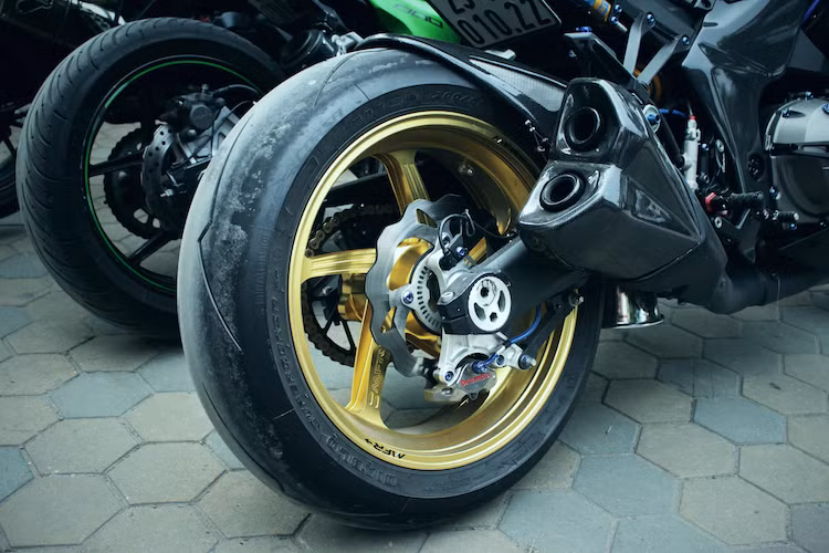 Hệ thống phuộc sau của xe đã được nâng cấp lên phuộc Ohlins "hàng hiệu", trong khi phanh sau cũng có heo Brembo billet, đĩa Galfer và bình dầu Bonamici. Cặp lốp Pirelli Supercorsa với vân hình tia chớp, bản rộng 120/70/17 ở phía trước và 200/55/17 ở phía sau khiến độ bám đường của Z1000 tăng lên nhiều so với xe nguyên bản.