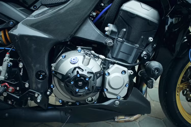 Khối động cơ 4 xi-lanh DOHC 1043 cc mạnh mẽ của Z1000 đã được chủ xe giữ nguyên, chỉ lắp thêm bộ bảo vệ bưởng bằng nhôm CNC với thiết kế đẹp mắt của hãng Dimotiv, hạn chế tối đa khả năng lốc máy bị vỡ khi bị ngoại lực tác động. Nằm xung quanh động cơ là những con ốc titan của Proti, chống đổ Dimotiv và dàn để chân Lightech.