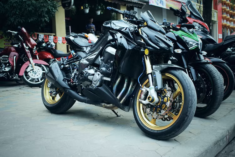 Tại Việt Nam, có thể nói mẫ xe môtô Kawasaki Z1000 hiện đang là dòng xe "thống trị" phân khúc naked-bike 1000 cc nhờ thiết kế với ngôn ngữ Sugomi dữ dằn và khối động cơ mạnh mẽ. Tuy nhiên, vẫn có rất nhiều biker Việt chưa bằng lòng với chiếc Z1000 nguyên bản và tiếp tục tìm cách "độ chế" để chiếc xe trở nên hoàn hảo và đúng ý hơn.