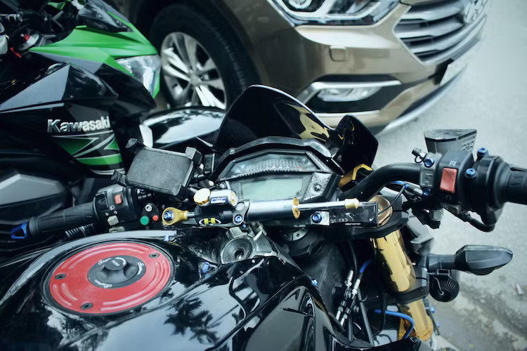 Cụm đồng hồ nguyên bản của Z1000 được giữ nguyên, chỉ có phần viền xung quanh dán decal giả carbon của Dimotiv. Trợ lực lái Hyperpro tăng độ ổn định cho tay lái của chiếc Z1000 ở tốc độ cao, trong khi 2 bên tay lái của xe cũng được chủ nhân thay cặp cùm phanh/côn của Accossato.