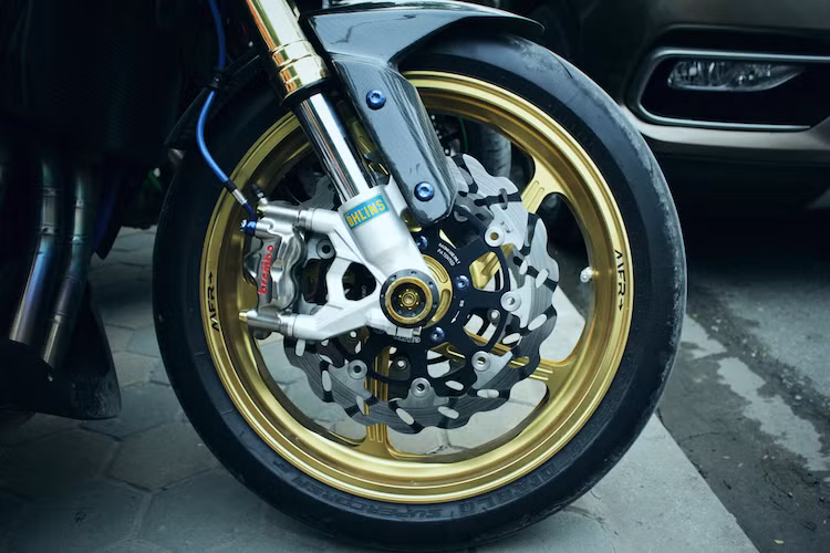 Trên bản độ này, "dàn chân" của chiếc Z1000 đã được chủ xe chú ý đặc biệt, khi trang bị cặp mâm 5 cánh xoắn thể thao MFR Race đặc biệt, tương tự một số mẫu xe đua tại giải MotoGP hiện tại. Ở phía trước, chiếc xe còn có hệ thống phanh được nâng cấp với đĩa Galfer và cặp heo Brembo GP4RX.