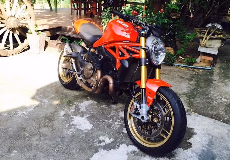 Trong đó, cách độ thứ nhất được rất nhiều chủ xe Monster lựa chọn, bao gồm cả chủ của chiếc Monster 821 trong bài viết. Đã hài lòng với chiếc xe nguyên bản, anh chỉ thay cho chiếc xe thêm một số phụ kiện "hàng hiệu" để xe trở nên hoàn hảo hơn.