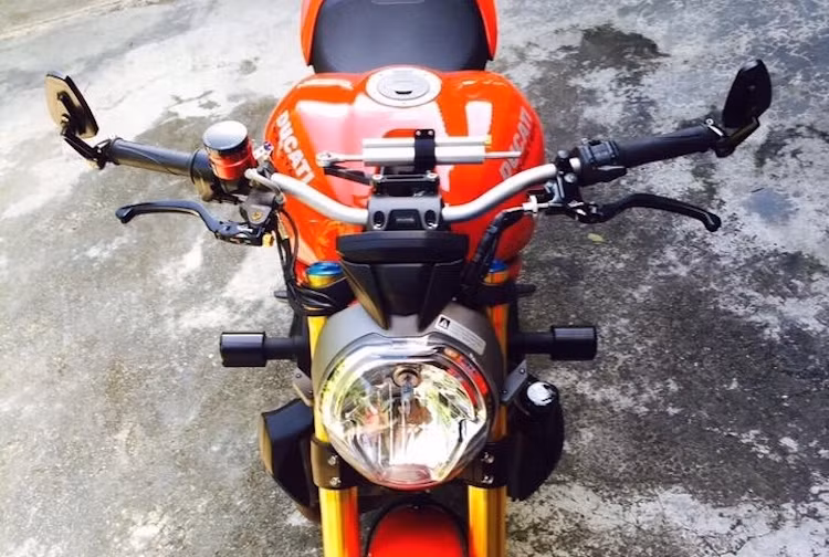 Trong đó, khu vực tay lái - nơi "giao tiếp" chính giữa người lái với chiếc xe đã được chú ý đặc biệt khi được chủ xe thay các món "đồ chơi" như cùm phanh Brembo Rossi, cùm côn Brembo, bình dầu CNC Racing, cặp gương hậu gắn gù CRG và cây trợ lực Ohlins.