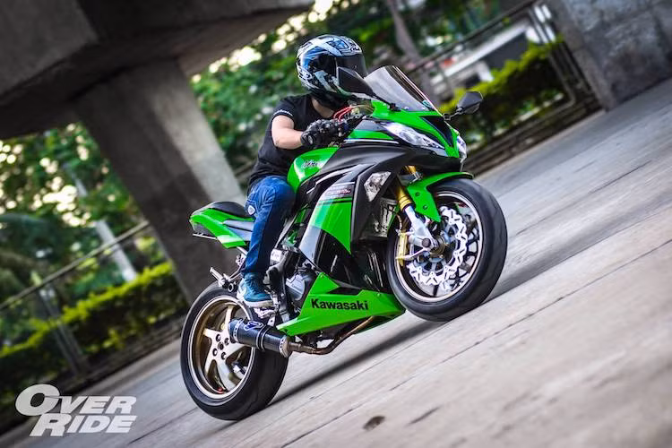 Nhờ có loạt phụ tùng được lấy từ nhiều dòng siêu môtô đình đám Thế giới, chiếc sportbike "phân khối nhỡ" Kawasaki Ninja 300 đã sở hữu vẻ ngoài cực ấn tượng, thậm chí còn đẹp hơn cả chính "đàn anh" ZX-10R cùng hãng.
