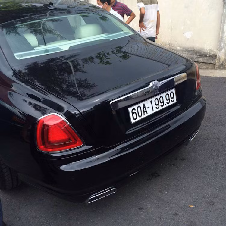 Biển số tứ quý 9 được gắn trên xe siêu sang Rolls-Royce Ghost có giá ít nhất từ 20 tỷ trở lên càng làm tăng đẳng cấp của mẫu xe này.