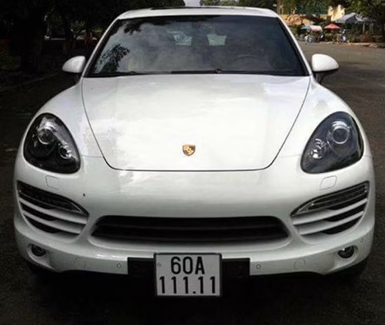 Đặc biệt, những biển số "tứ quý", "ngũ quý" cũng được khá nhiều đại gia Đồng Nai ưa chuộng. Trong ảnh là một chiếc SUV hạng sang Porsche Cayenne với biển ngũ quý 1.