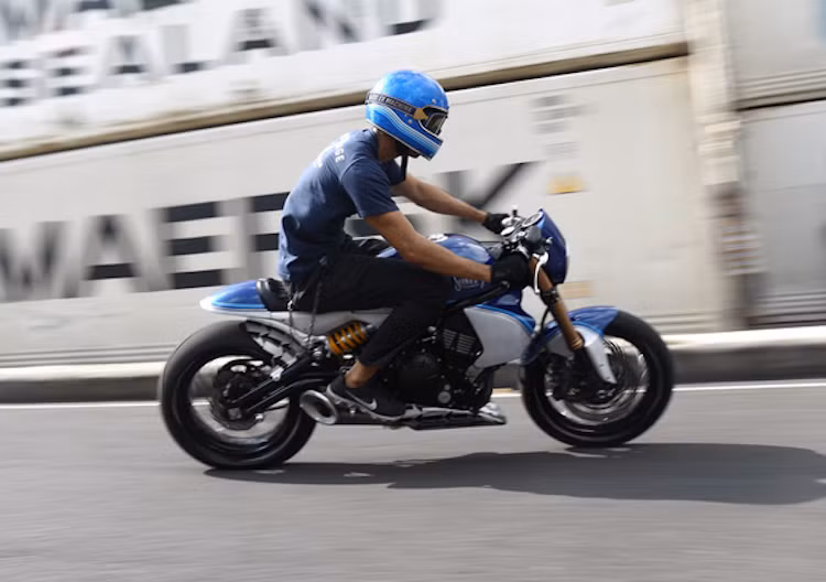 Dù phải bỏ đi gần như hoàn toàn các chi tiết nguyên bản của Ninja 650 nhưng xưởng độ Smoked Garage từ Jakarta, Indonesia đã quyết tâm tạo ra một chiếc cafe racer từ dòng sportbike này. Có tên gọi Sublime (tuyệt luân), chiếc Ninja 650 cafe racer đã được Smoked Garage độ lại để có kiểu dáng cổ điển nhưng sở hữu hiệu năng của một chiếc xe hiện đại.