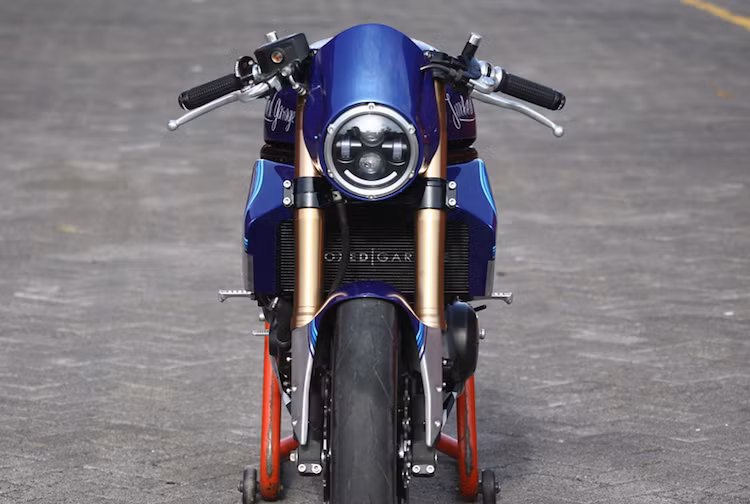 Trên bản độ này, toàn bộ phần đầu của chiếc Ninja 650 đã dược Smoked Garage thay đổi hoàn toàn với cặp phuộc USD lấy từ chiếc superbike Suzuki GSX-R1000, nằm giữa là đèn pha LED Daymaker của Harley-Davidson và "mào" chắn gió chế tạo thủ công từ nhôm.