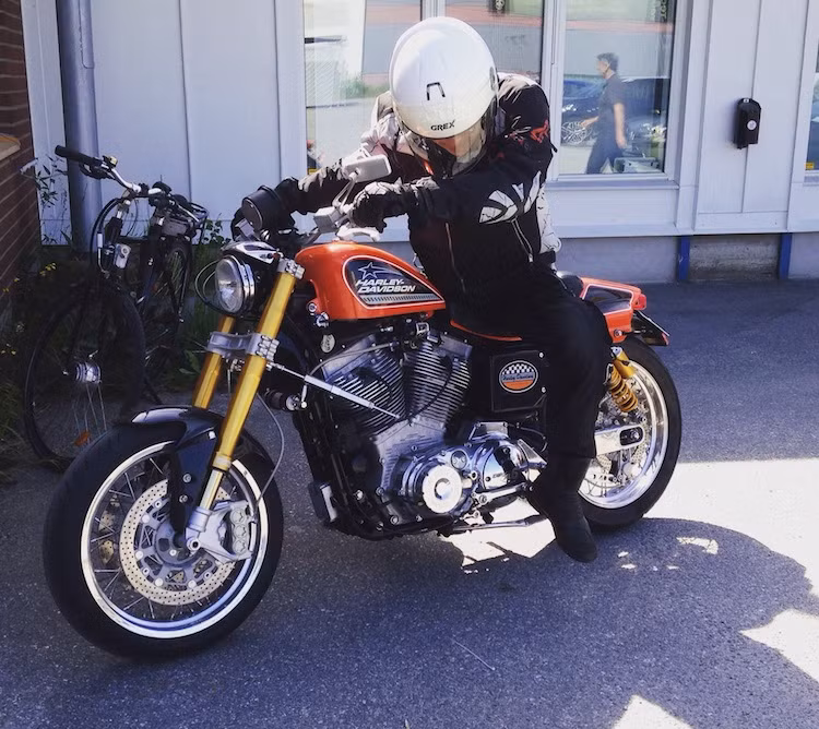 Mặc dù đã được "độ hết bài" nhưng do được tính toán cẩn thận khi độ, chiếc Sportster theo phong cách scrambler của Jorgen có khả năng hoạt động hoàn hảo như "xe zin". Thậm chí khi anh đem chiếc xe đi đăng kiểm, cán bộ đăng kiểm còn không biết rằng nó đã được độ lại!