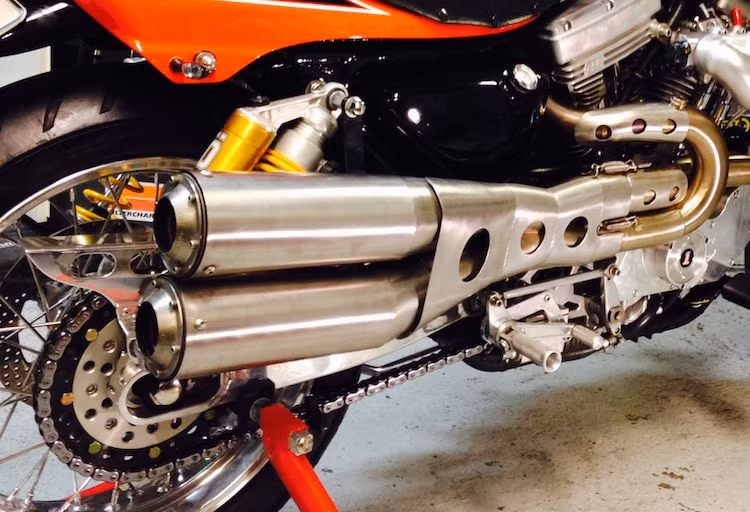 Để có thể chịu được sức mạnh của động cơ, anh cũng đã phải chuyển hệ truyền động của xe từ dây đai sang xích tải chịu lực cao, kèm theo gắp nhôm CNC "thửa riêng". Ngay cả bộ giảm xóc sau Ohlins cũng đã được anh chỉnh sửa lại với lò xo có độ đàn hồi tốt hơn, nằm bên cạnh là cây pô vắt đúng chất scrambler của Supertrapp.