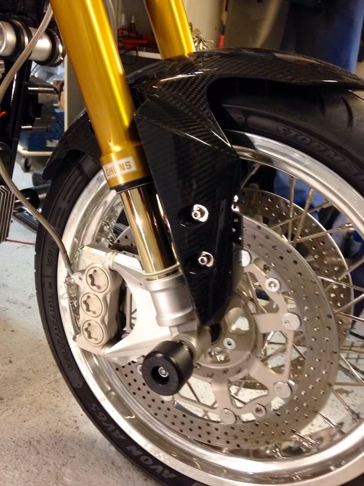Ở phía trước, Jorgen đã thay toàn bộ dàn đầu của chiếc xe với phuộc Ohlins USD như của những mẫu superbike nổi tiếng Thế giới, đồng thời hệ thống phanh trước cũng được anh nâng cấp với phanh đĩa kép và heo 6 piston mỗi bên.