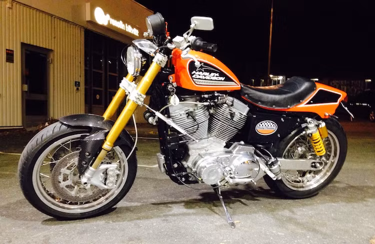 So với các dòng xe khác, Harley-Davidson Sportster 1200 đem tới cảm giác lái thể thao hơn một chút do sở hữu trọng lượng nhẹ. Tuy nhiên ở dạng nguyên bản, Sportster vẫn là một mẫu cruiser thuần chất với động cơ nghiêng về mô-men xoắn lớn và độ êm, tạo sự thoải mái khi đi đường dài.