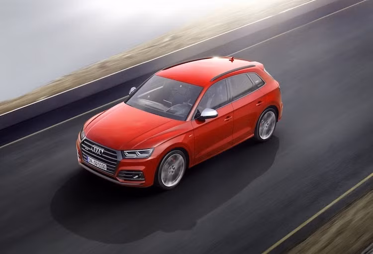 Giá bán của SQ5 thế hệ mới chưa được Audi công bố, tuy nhiên chắc chắn chiếc xe sẽ chỉ nằm trong khoảng 52.000 USD như thế hệ cũ (tương đương 1,17 tỷ đồng). Đối thủ chính của chiếc xe sẽ là Mercedes-AMG GLC 43 AMG.