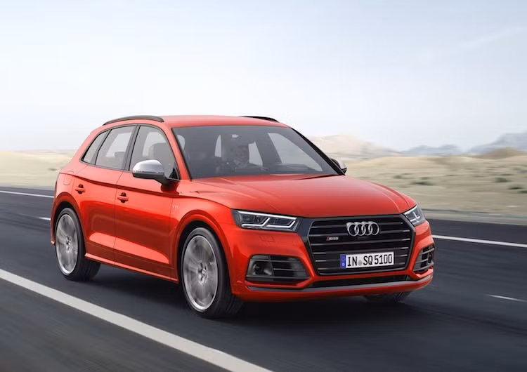 Không chỉ có hệ động lực mạnh mẽ hơn, Audi còn chú ý tới cảm giác lái của SQ5 mới khi trang bị cho xe hệ thống treo khí thể thao với khả năng điều chỉnh qua hệ thống lái Audi Drive Select, cùng với tay lái mới nhạy hơn.