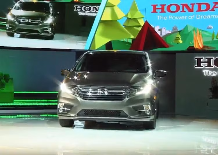 Trên thế hệ Odyssey thứ 5 này, "phom" của thế hệ trước vẫn được Honda giữ nguyên. Ở phía trước chiếc xe nổi bật với các đèn pha LED sắc sảo cùng lưới tản nhiệt hình đôi cánh đặc trưng của các dòng xe Honda và cản trước có thiết kế thể thao hơn.