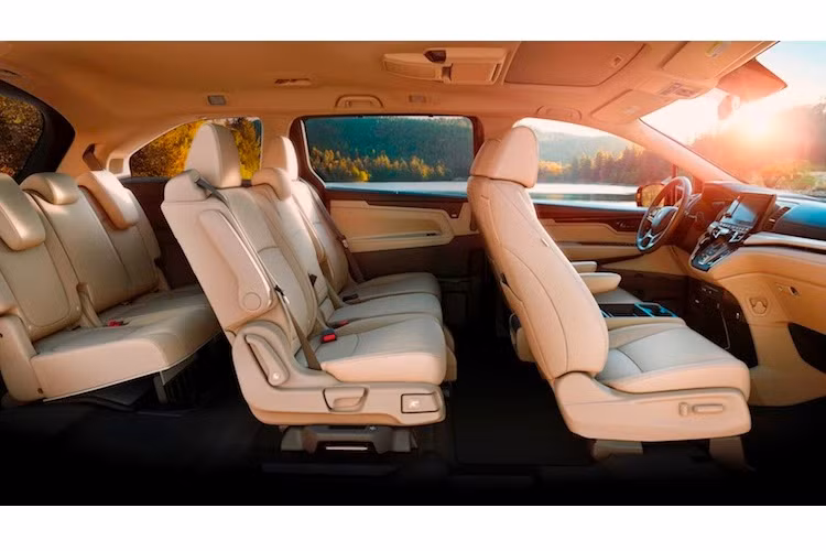 Một điểm "ăn tiền" đáng nhắc tới của Odyssey là độ yên tĩnh bên trong cabin. Trên thế hệ thứ 5 này, Honda đã trang bị cho xe gioăng cửa 3 lớp, kính trước và sau cách âm, sử dụng nhiều vật liệu chống ồn hơn bên dưới sàn, trong khoang máy và dưới các vòm bánh. Chúng hoạt động kết hợp với công nghệ dập tiếng ồn bằng sóng âm.