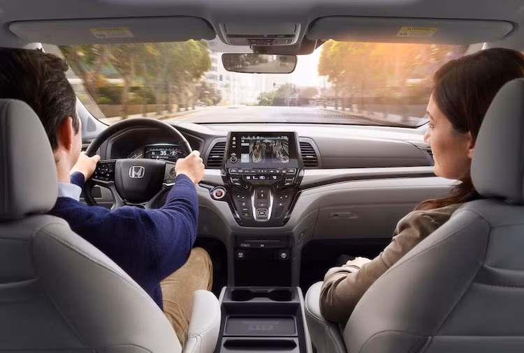 Ở bên trong nội thất, Odyssey có bảng táp lô mới với các chi tiết được bố trí tương tự thế hệ trước nhưng sở hữu thiết kế mới trực quan và đẹp mắt hơn, cùng với tay lái 3 chấu mới. Các vật liệu trong nội thất cũng được nâng cấp với chất lượng cao và cảm giác dễ chịu hơn hẳn so với thế hệ trước.