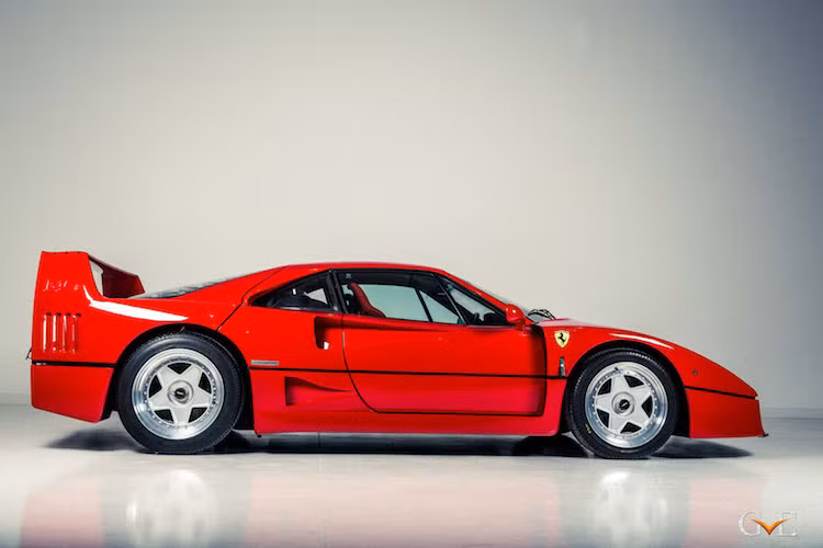 Vào thời điểm cuối thập niên 80, đầu thập niên 90, F40 là chiếc xe Ferrari nhanh nhất, mạnh mẽ nhất và đắt nhất từng được sản xuất. Cùng với Porsche 959, Ferrari F40 là 1 trong 2 siêu xe đỉnh cao nhất trong thập niên 80 và được coi như những "huyền thoại siêu xe" ngày nay.
