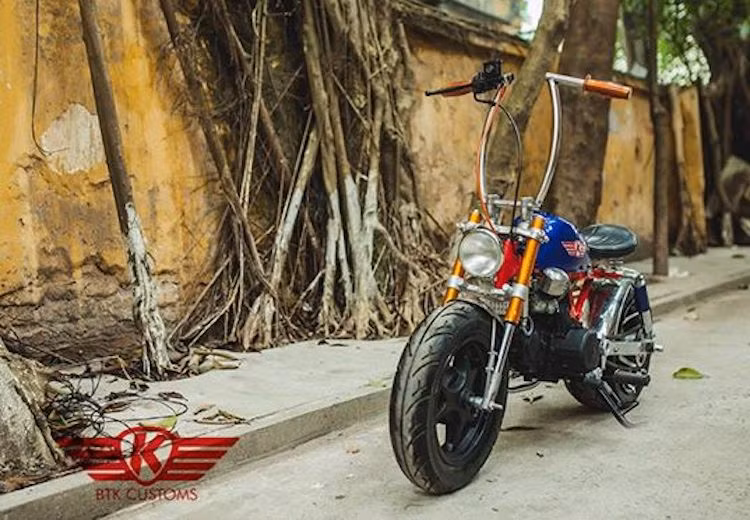 Để khiến cho chiếc Monkey bé nhỏ trở nên mạnh mẽ hơn, xưởng độ Trung Khánh tại Hà Nội "chuyên trị" các dòng xe minibike đã tiến hành "lột xắc" chiếc xe, khiến nó có vẻ ngoài ấn tượng và độc đáo hơn.