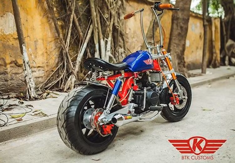 Chiếc minibike nhỏ nhắn Honda Monkey đã được xưởng độ xe Minibike Trung Khánh tại Hà Nội "chế cháo" lại với vẻ ngoài "ngầu" hơn nhờ cặp bánh lớn cực "khủng".