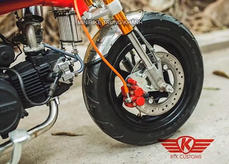 Trên bản độ này, cặp bánh bằng thép dập nguyên bản của Monkey đã bị loại bỏ hoàn toàn. Thay vào đó, bánh trước của xe đã được thay bằng mâm đúc từ Honda @ hoặc Dylan/PS đường kính 12 inch, đi kèm lốp 100/80/12. Phanh trước của xe cũng đã được nâng cấp lên phanh đĩa.