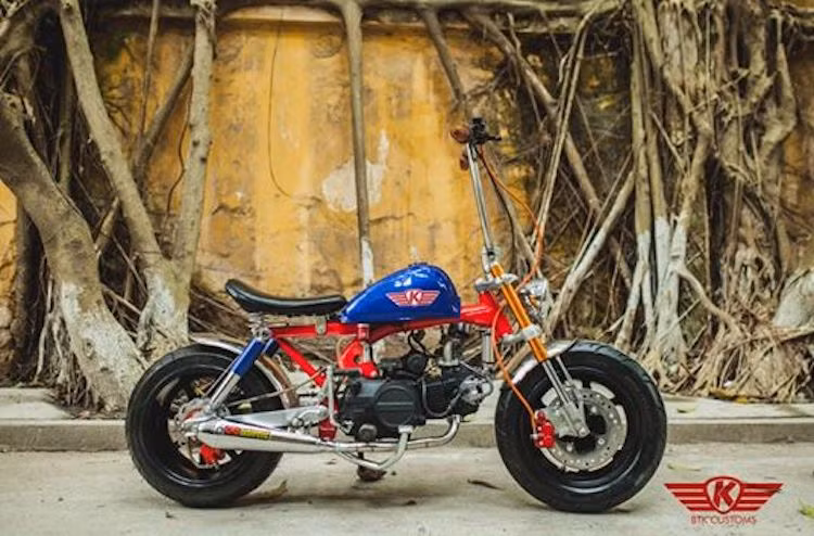 Trên bản độ này, Minibike Trung Khánh đã thay cho Monkey bình xăng mới hình giọt nước thanh thoát hơn. Hệ thống khung xe nguyên bản vẫn được giữ nguyên, chỉ có tai bắt giảm xóc sau kéo dài và sơn lại trong tông màu đỏ làm điểm nhấn cho toàn bộ chiếc xe.