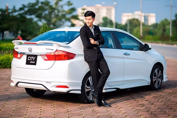 Phiên bản Honda City mới đang được bán tại Việt Nam thuộc thế hệ thứ 6, ra mắt lần đầu trên Thế giới vào năm 2013. Trong năm 2016, Honda chỉ bổ sung thêm cho City phiên bản tùy chọn với bộ phụ kiện bodykit thể thao Modulo, trong khi giữ nguyên thông số kỹ thuật và trang bị của phiên bản 2015.