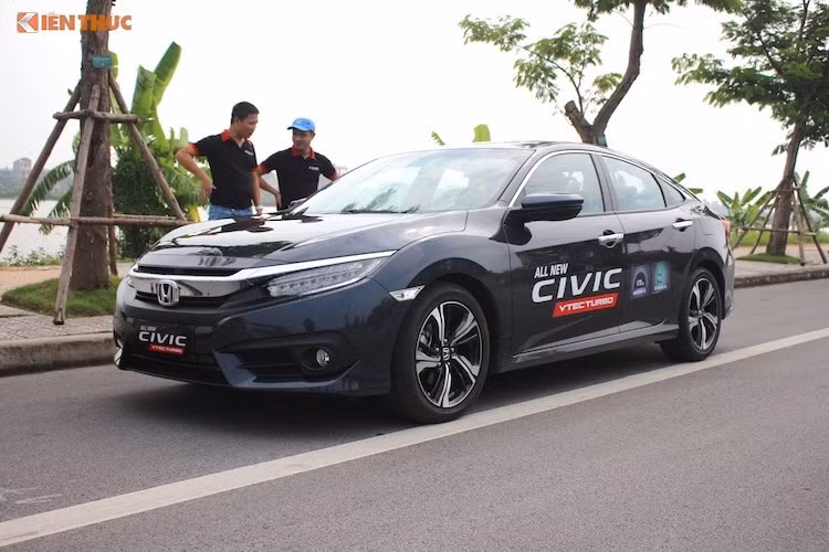 10 năm trước, Honda Civic là mẫu xe đầu tiên được Honda phân phối tại thị trường Việt Nam và vào tháng 10/2016 tại triển lãm ôtô Việt Nam, thế hệ thứ 10 của dòng sedan này cũng chính là mẫu xe mới cuối cùng được Honda tung ra trong năm 2016. Civic thế hệ thứ 10 được "lột xác" hoàn toàn so với thế hệ cũ, đặc biệt được trang bị động cơ VTEC Turbo 1.5l lần đầu tiên xuất hiện tại Việt Nam.