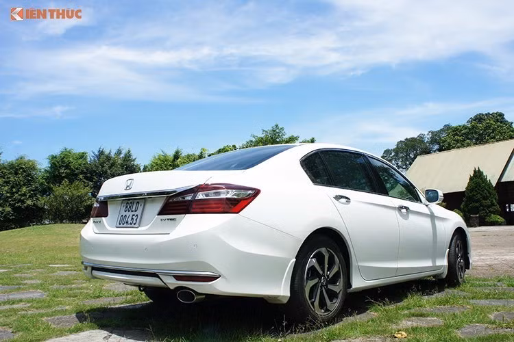 Với thiết kế được sửa đổi hiện đại hơn và thêm nhiều trang bị tiện nghi trong khoang lái, tính đến hết tháng 12/2016, doanh số cộng dồn của Honda Accord kể từ khi được ra mắt vào tháng 5/2016 đã tăng gấp 2 lần so với cùng kỳ năm ngoái. Tuy nhiên, không có con số chính xác về doanh số của chiếc xe.