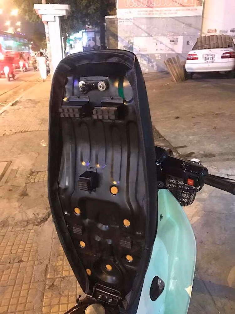 Trên chiếc xe, các bộ phận nguyên bản đều còn nguyên vẹn. Một số chi tiết đáng chú ý bao gồm bộ khung xương sắt với mút xốp dày đặn, tem Honda trước giỏ xe còn mới nguyên, cặp lốp vẫn còn nguyên gai gió hay các chi tiết sơn nhũ hoàn toàn không có bất kỳ một vết xước nào.