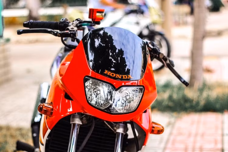 LS125R là mẫu xe côn tay thể thao phân khối nhỏ của Honda, được sản xuất tại Thái Lan từ năm 1995 cho tới năm 2002. Được coi là "bước chuyển giao" giữa các dòng xe máy phổ thông với kết cấu khung dạng underbone với những chiếc xe nam khung backbone, LS125 thừa hưởng thiết kế backbone mạnh mẽ cùng kích thước gọn gàng và nhiều chi tiết của xe underbone.