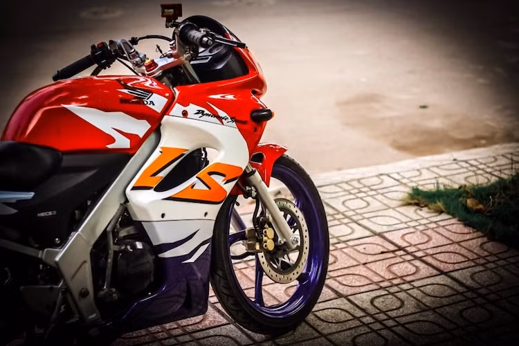 Nằm phía sau quây gió của LS125R là khối động cơ 2 kỳ xi-lanh đơn làm mát bằng chất lỏng với hành trình piston 52 mm và đường kính trái 55 mm. Động cơ của xe có tổng cộng 6 cấp số, ly hợp ướt và được "nuôi ăn" bởi chế hòa khí PE24.