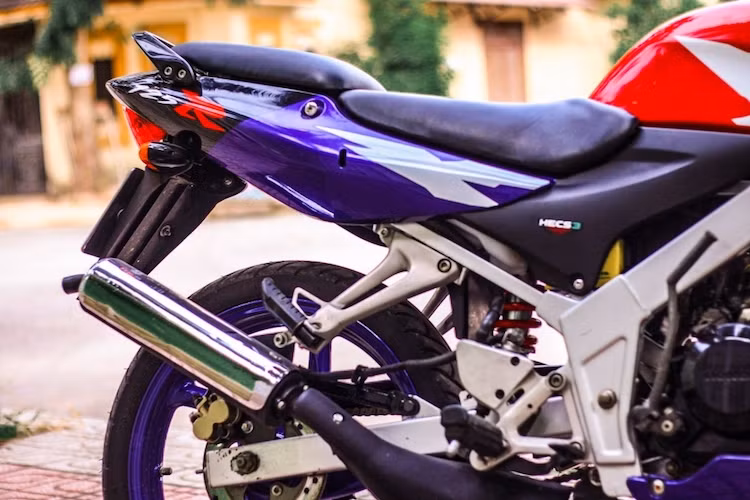 Dù chỉ có dung tích xi-lanh 123,5 cc nhưng động cơ trên LS125R có công suất lên tới 24 mã lực tại vòng tua máy 9.000 vòng/phút và mô-men xoắn cực đại 19,3 Nm tại 8.000 vòng/phút. Đây là những con số thuộc hàng "vô địch" trong phân khúc xe 2 kỳ 125 cc vào thập niên 90, thậm chí còn tương đương với chiếc CBR250R với động cơ 250 cc 4 kỳ ngày nay của Honda (26 mã lực).