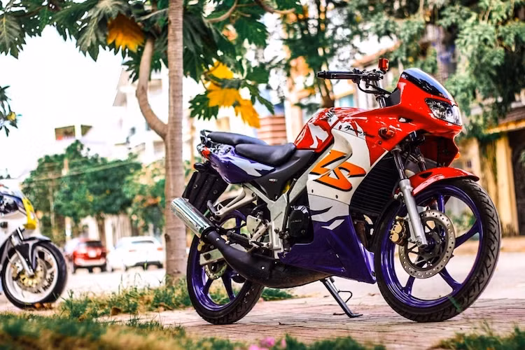 Khi nhắc tới xe 2 kỳ tại Việt Nam, những người đam mê xe thường nhớ về các dòng "Su xì po" hay Yamaha Z125. Tuy nhiên, trong thập niên 90 của Thế kỷ 20, đã có rất nhiều "huyền thoại 2 kỳ" từ nhà sản xuất Honda đã để lại ấn tượng sâu sắc trong lòng dân chơi Việt, có thể kể tới các tên tuổi như NSR150, Nova Dash 125 hay môtô Honda LS125R.