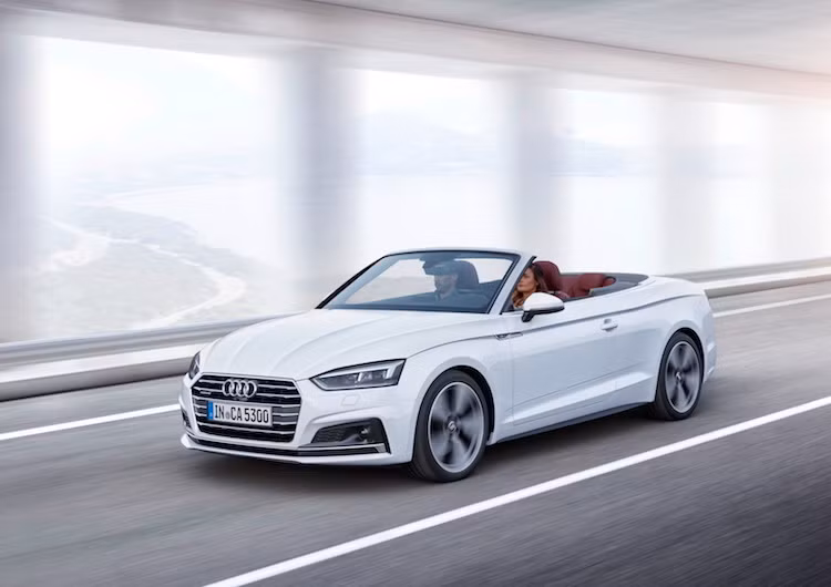 So với A4, phần đầu của A5 Cabriolet đã được hãng xe Audi thiết kế lại hoàn toàn. Phần trung tâm vẫn tiếp tục là lưới tản nhiệt lục giác rộng ngang, tuy nhiên các đèn pha và khe hút gió trên cản trước của A5 mới đều lớn hơn hẳn A4. Ngoài ra, nắp ca-pô của chiếc xe cũng được dập những đường gân nổi mới, đậm nét hơn. So với bản coupe, cản trước của xe cũng có một số điểm khác biệt nhẹ ở phần dưới.