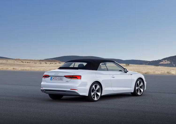 Khác biệt lớn nhất của chiếc xe so với phiên bản coupe là bộ mui xếp mềm thay vì mui cứng. Chỉ với một nút bấm, bộ mui này có thể mở ra chỉ trong 15 giây và xếp gọn trong 18 giây ở tốc độ tối đa từ 50 km/h trở xuống.